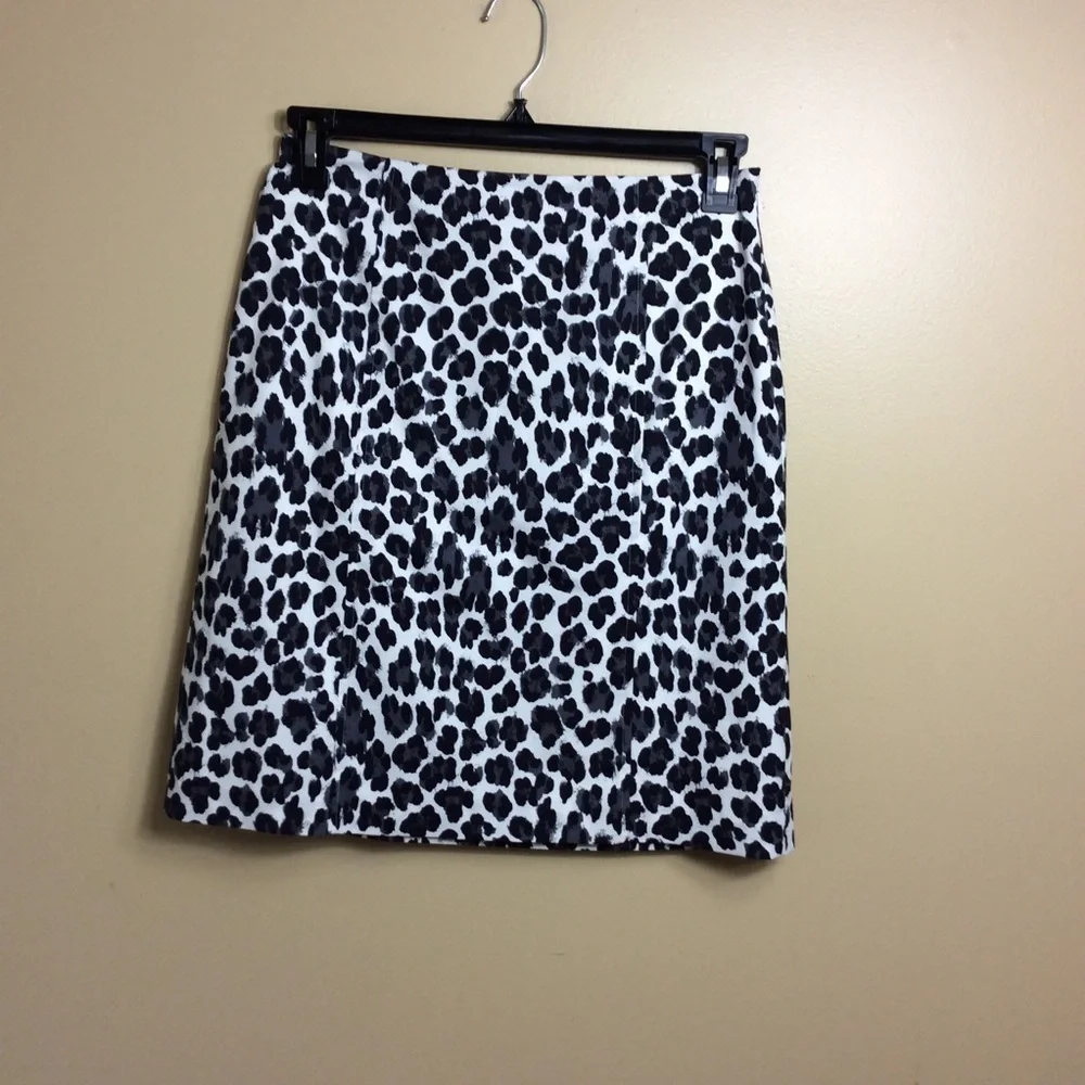 Tempesta Gruppo Americano stretch leopard print skirt. Size 10.